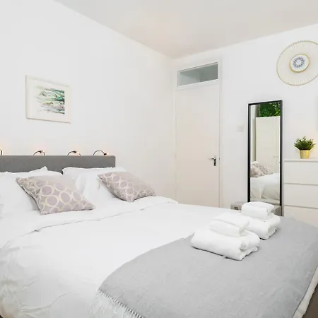 Stylish Flat In Victoria Park Village - Cafes & Canals-3