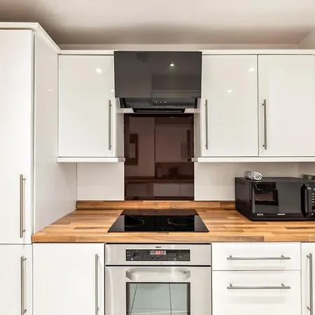 Spacious Ground Floor Apartment - Fab Location-2