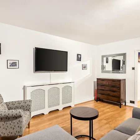 Spacious Ground Floor Apartment - Fab Location-3
