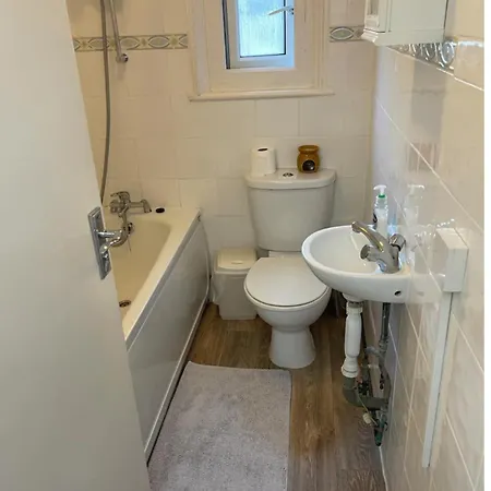 Lovely Room In Tottenham-3