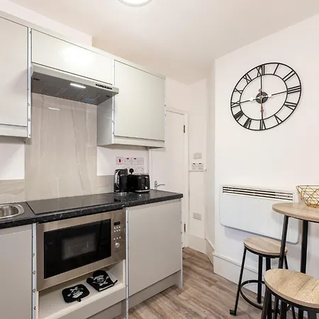 Cozy Ground-Floor Studio, Excellent City Access-3
