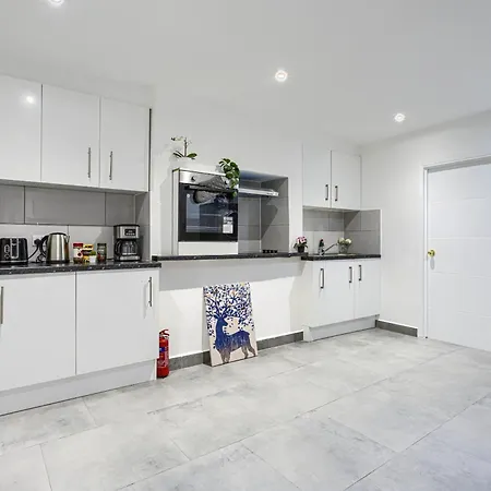 Hackney Central Deluxe Apartment-3