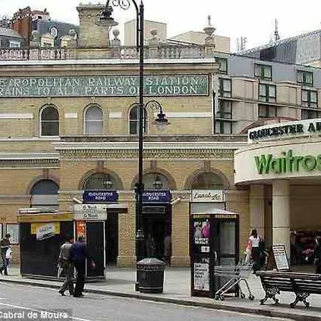 Spacious Flat In The Most Desirable Area Of London-3