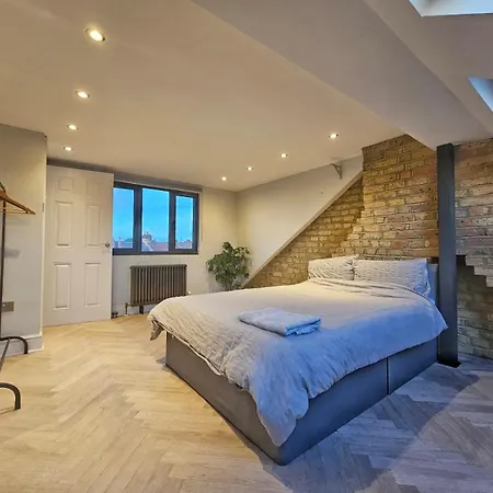 Contemporary 3 Bed House With Spacious Garden Close To Stratford & Canary Wharf-3