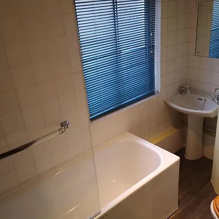 Victorian Pimlico Retreat: Spacious One-Bedroom with Prime Location-3