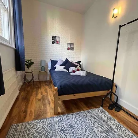 Room In Oxford Street-2