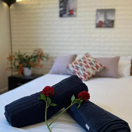 Room In Oxford Street-3