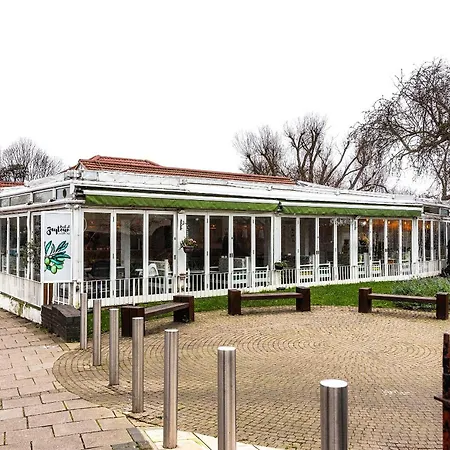 Luxurious 2 Bedroom Flat With Parking And Garden, 5 Mins Walk To Train Station And Bus Stop Opposite Property-2