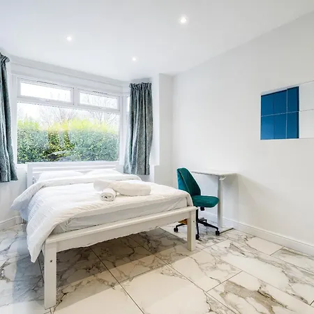 Luxurious 2 Bedroom Flat With Parking And Garden, 5 Mins Walk To Train Station And Bus Stop Opposite Property-3