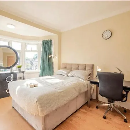 Large Cosy Property 15Min From Central London-2