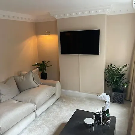 Plush Apartment, Near Station & River-3