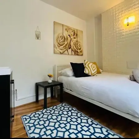 Room In Oxford Street-3
