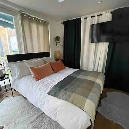 Cosy Studio On The Thames-2