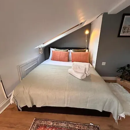Charming Fulham Flat-3