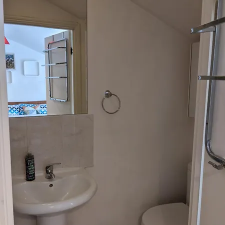 Central And Peaceful Room With Your Own Bathroom-3