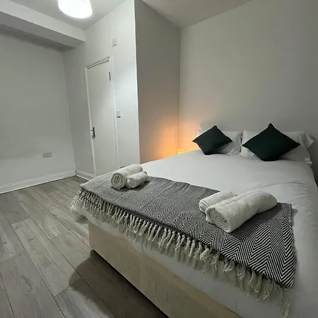 Newly Renovated Bedsit Near Seven Sisters-3
