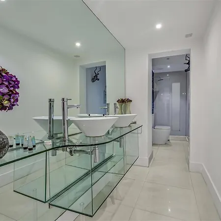 Earls Court Spacious Apartment-3