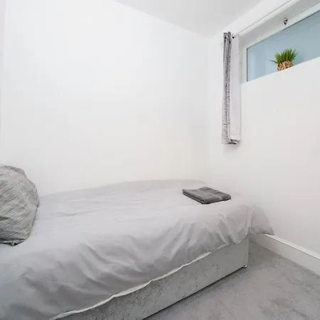 Modern 4-Bedroom Apartment In Fulham, London-3