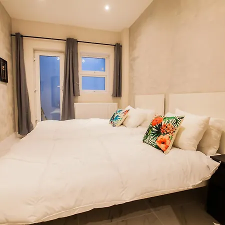 Luxury Fulham 3 Bedroom Garden House-2