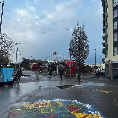 London 2 Double Bedrooms 2 Bathrooms Holiday Home - Parking Skysports, Netflix - 2 - 3 Minutes Walk To The Train Station - 19Min To London Liverpool Street Fast Internet Ground Floor 100S Of Shops Restaurants Bakeries 24-Hour Asda Superstore, Major H-2