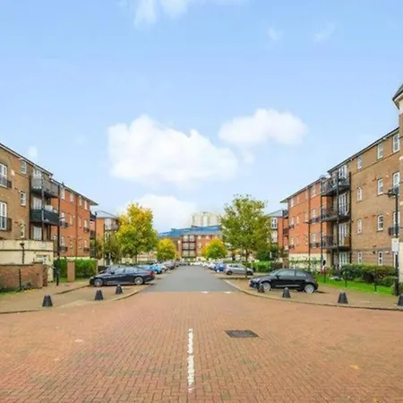 London 2 Double Bedrooms 2 Bathrooms Holiday Home - Parking Skysports, Netflix - 2 - 3 Minutes Walk To The Train Station - 19Min To London Liverpool Street Fast Internet Ground Floor 100S Of Shops Restaurants Bakeries 24-Hour Asda Superstore, Major H-3