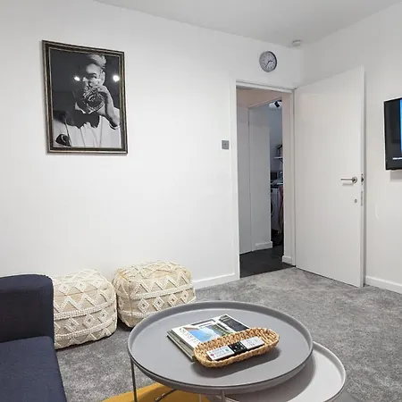 Old Compton Apartamento: Charming Retreat for Mature Guests-2