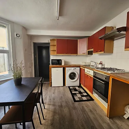 Family Room Near Queen Mary College-2