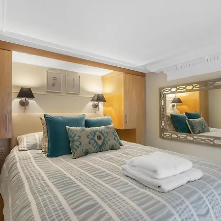 Stylish Kensington Apartments-3