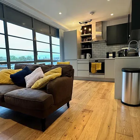 Modern & Stylish 1 Bedroom Flat-2