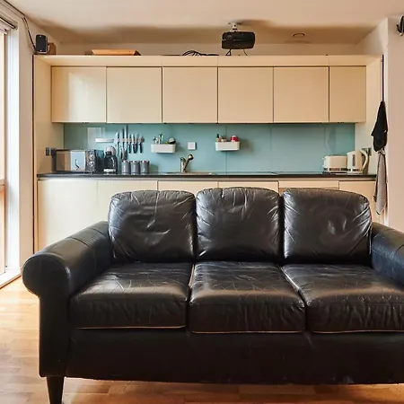 Bright 2 Bedroom Flat In Old Street With Balcony-3