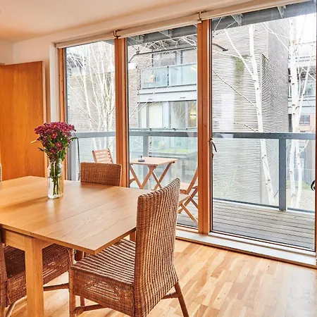 Bright 2 Bedroom Flat In Old Street With Balcony-2
