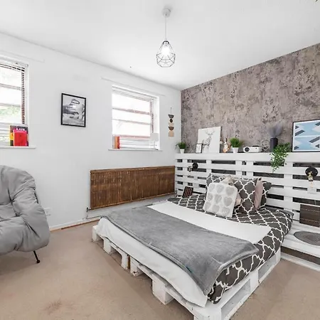 2Bed Garden House W/Hot Tub, Sauna & Cinema Room-3