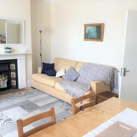 Spacious West London 2 Bedroom Apartment-2