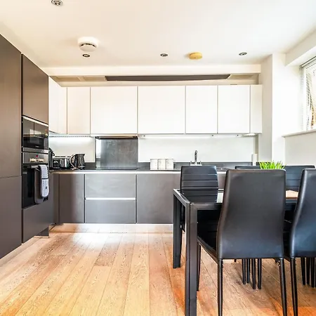 Greenwich Station Suite: Luxury 2-Bed with PlayStation-3