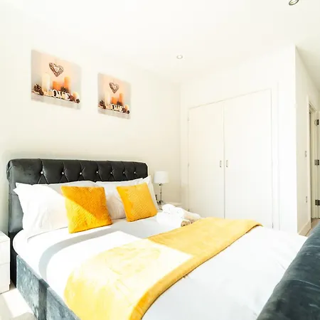 Greenwich Station Suite: Luxury 2-Bed with PlayStation-2