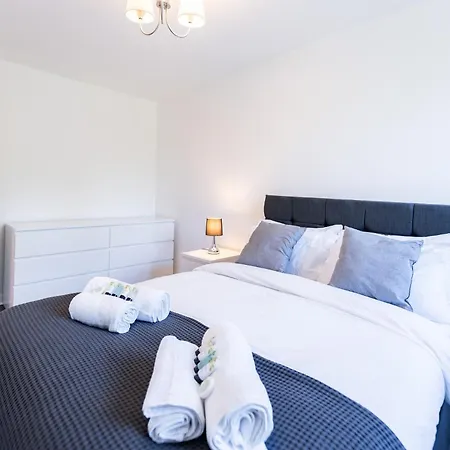 Luxury 3 Bedroom Flat With Balcony In Westbourne Park-3