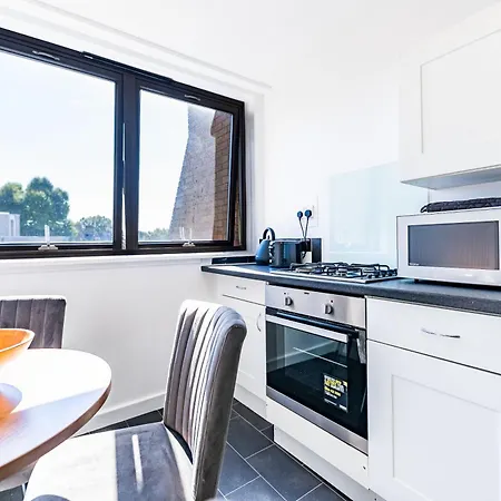 Luxury 3 Bedroom Flat With Balcony In Westbourne Park-3