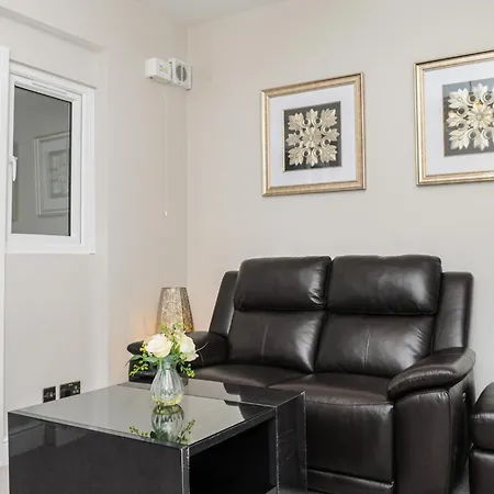Luxury 5 Star Apartments, Parking, Garden, Near Metro Stations 10-15Mins To London-3