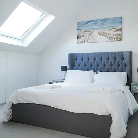 Luxury 5 Star Apartments, Parking, Garden, Near Metro Stations 10-15Mins To London-2