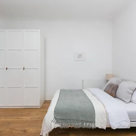 Light Filled Studio With View Of Regents Park-2