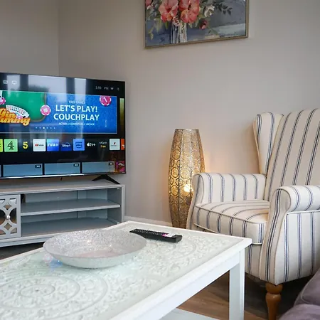Luxury 5 Star Apartments, Parking, Garden, Near Metro Stations 10-15Mins To London-3