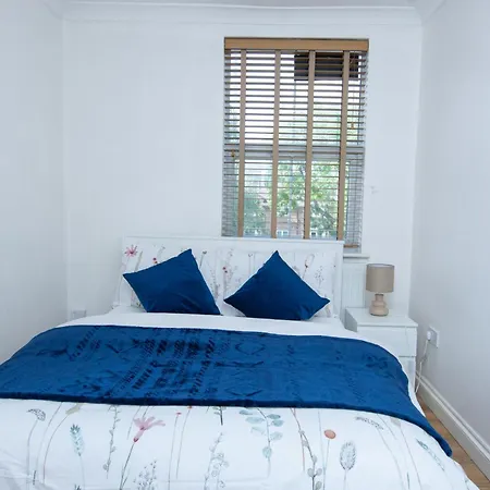 Evergreen Apartments-Flat 4, London-3