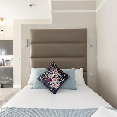 Air Conditioned Apt High St Kensington-2