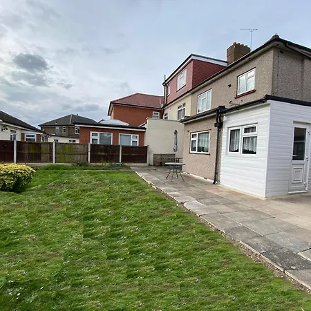 Barking London House Sleeps 12 - Parking - Train Tube - Airport-2
