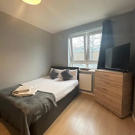 1 Bedroom Flat In Whitechapel, London-3