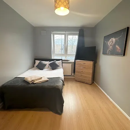 1 Bedroom Flat In Whitechapel, London-2