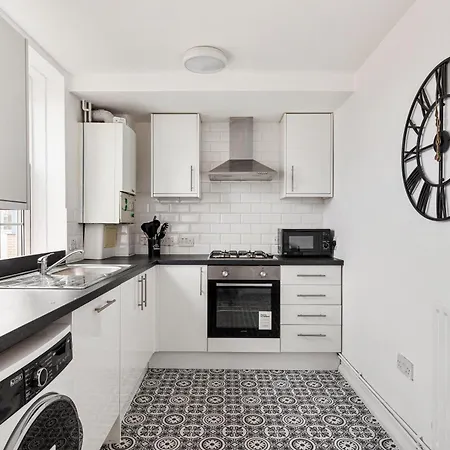 Sleek Shoreditch Hideout - 2 Bed Gem With Balcony In Central London-3