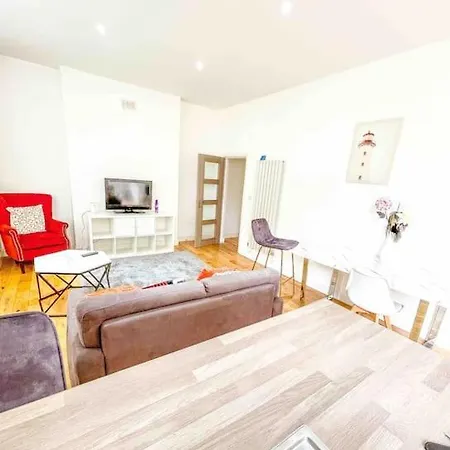 London 2 Bed Apartment-2