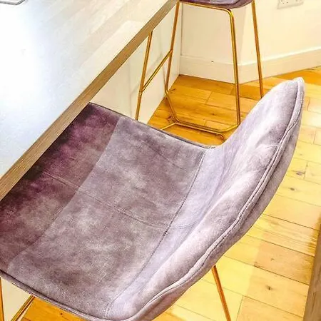 London 2 Bed Apartment-3