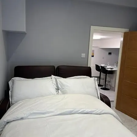 Stylish Entire 2Bed Apartment-3